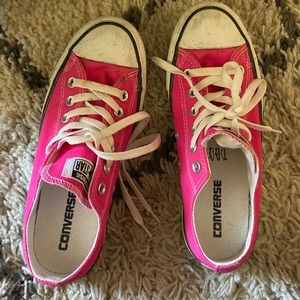 Women’s size 7 pink Converse chuck taylors.